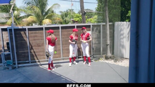 BFFS - Baseball ruhás csajok kufircolni is tudnak