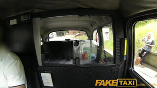 Faketaxi - szőrös pinájú milf nőci kufircol egyet