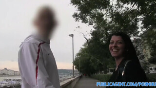 PublicAgent - Vivien Bell a bombázó dzsipó gádzsi