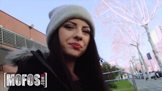 MOFOS – Rebecca Volpetti óriási farokkal megkúrelva