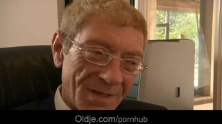 Koros bájdorong és a tini titkárnője