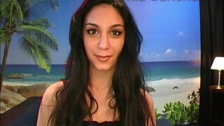 Mia Sanchez feldug egy gigantikus dongot