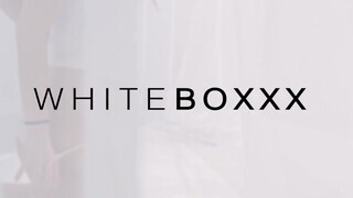 WhiteBoxxx - Naomi bevállalja a méretes kukit