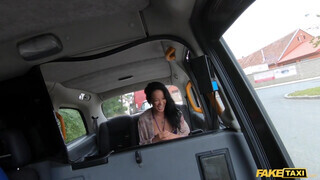 Fake Taxi - Asia Vargas a hátsó ülésen kamatyol