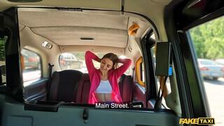 Fake Taxi - Sportos pipi megdöngetve a taxiban