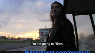 PublicAgent - szívdöglesztő ázsiai maca felszedve a buszmegállóban