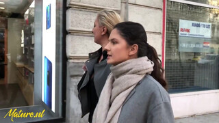 Tini csajszi nyalja a szőrös öreg muffot