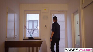 Babes - Paula Shy a méretes csöcsű csajszika