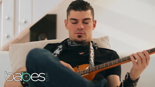 Babes - Mia Evans kamatyol a gitáros palival