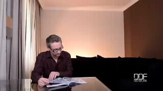 Óriás kannás fiatal barinő