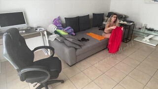 Davcina gondosan cidázza a pélót
