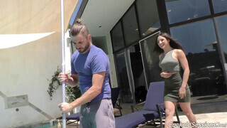 Abella Danger a hapsija előtt kupakol