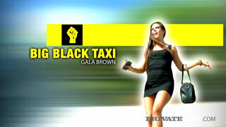 Gala Brown a taxiban hancúrozik
