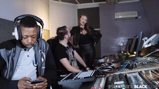 PrivateBlack - Stacy Cruz élvezi a termetes kukacot