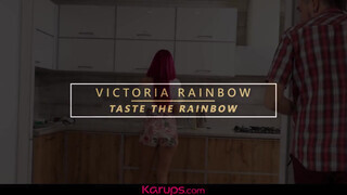 Victoria Rainbow a bájos vékony milf