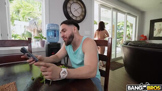 BANGBROS - Crystal Chase a óriási keblű latina pipi