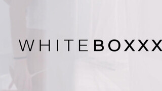 WHITEBOXXX - Sarah Kay gyöngéd kupakolása