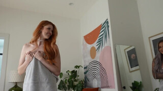 Elly Clutch és Hayley Davies édeshármasban basznak