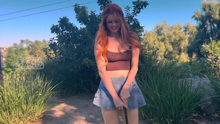 Elly Clutch a golfpályán kufircol