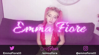Emma Fiore gigászi dildókat nyom a fenekébe