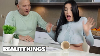 REALITY KINGS - Kira Queen a szomszéd pasassal kufircol