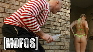 MOFOS - Harley King a gyönyörű világos szőke fiatal szuka