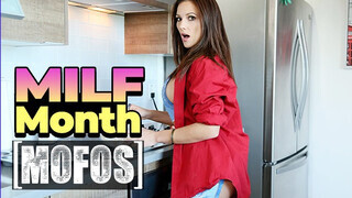MOFOS - Mandy Flores popsija megdöngetve