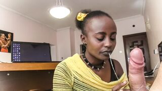 Nyakörves csoki repedtsarkú nyáladzik a főnök farkán