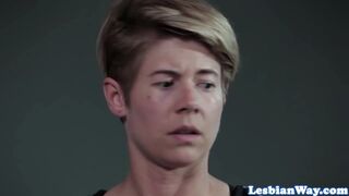 Forró lesbi gruppen szex vörös tinivel és milf-fel