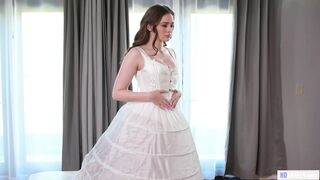 Mellbombás menyasszony kamatyol a vőlegény nevelő testvérével